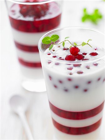 Buttermilk and redcurrant layered dessert with mint leaves Foto de stock - Sin royalties Premium, Código: 659-06184505