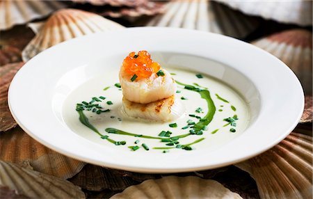simsearch:659-07597225,k - Scallop soup with salmon caviar and rocket Stock Photo - Premium Royalty-Free, Code: 659-06184529