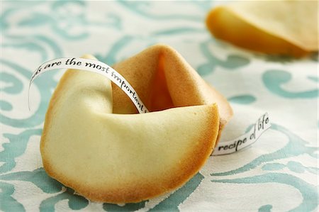 simsearch:659-06151276,k - Fortune cookies with messages Stock Photo - Premium Royalty-Free, Code: 659-06184659