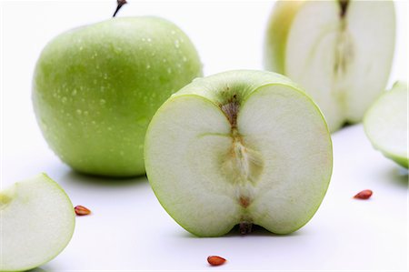 simsearch:659-07610418,k - Granny Smith apples, whole and halved Stock Photo - Premium Royalty-Free, Code: 659-06184664