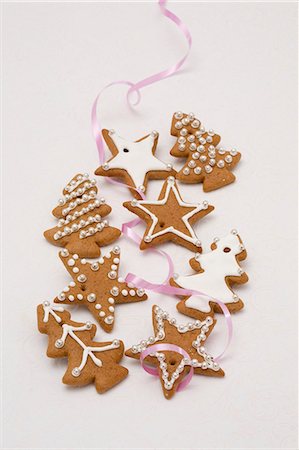 frosted - Gingerbread biscuits with icing sugar and sliver pearls Stock Photo - Premium Royalty-Free, Code: 659-06184737