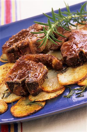 simsearch:659-06186142,k - Lamb chops with rosemary and sliced potatoes Stock Photo - Premium Royalty-Free, Code: 659-06184827