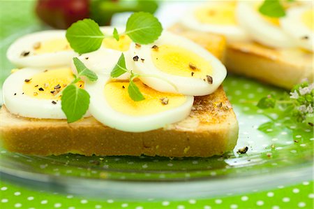Toast with egg and mint Stock Photo - Premium Royalty-Free, Code: 659-06184904