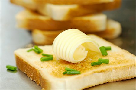 Toast with a curl of butter and chives Stock Photo - Premium Royalty-Free, Code: 659-06184907