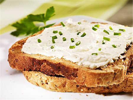 spreading (applying food) - Cream cheese and chives on toast Stock Photo - Premium Royalty-Free, Code: 659-06185054
