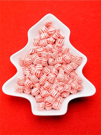 simsearch:659-07069631,k - Red and white striped peppermints in dish Stock Photo - Premium Royalty-Free, Code: 659-06185197