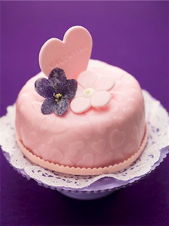 simsearch:659-06185283,k - Pink cake for Valentine's Day Stock Photo - Premium Royalty-Free, Code: 659-06185297