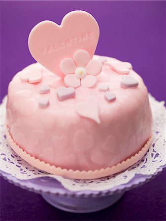 simsearch:659-06185283,k - Pink cake for Valentine's Day Stock Photo - Premium Royalty-Free, Code: 659-06185298