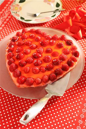 simsearch:659-06185283,k - Heart-shaped raspberry flan for Valentine's Day (for diabetics) Stock Photo - Premium Royalty-Free, Code: 659-06185326