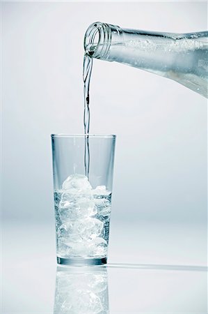 Pouring ouzo into a glass containing ice cubes Foto de stock - Sin royalties Premium, Código: 659-06185478