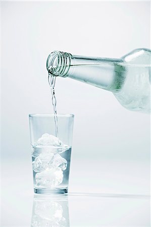 Pouring vodka into glass containing ice cubes Foto de stock - Sin royalties Premium, Código: 659-06185489