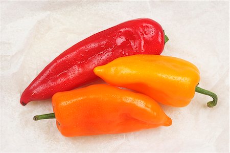 simsearch:659-07029044,k - Red and orange pointed peppers Stock Photo - Premium Royalty-Free, Code: 659-06185587