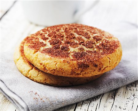 Deux biscuits Snickerdoodle sur une serviette pliée Photographie de stock - Premium Libres de Droits, Code: 659-06185689