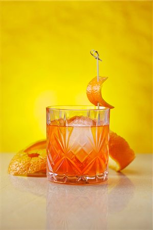 Unusual Negroni: a cocktail made with gin, Lillet Blanc and Aperol Stock Photo - Premium Royalty-Free, Code: 659-06185722