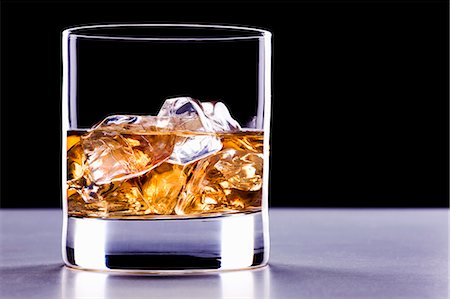 A glass of whisky with ice cubes Foto de stock - Sin royalties Premium, Código: 659-06185748