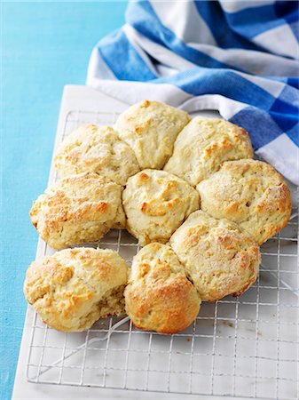 Freshly baked scones on a wire rack Stock Photo - Premium Royalty-Free, Code: 659-06186195