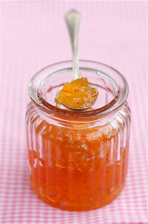 Marmalade in a jar and on a spoon Foto de stock - Sin royalties Premium, Código: 659-06186269