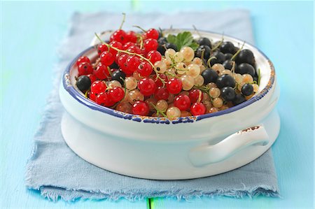 simsearch:659-06306291,k - Redcurrants, whitecurrants and blackcurrants in a bowl Stock Photo - Premium Royalty-Free, Code: 659-06186280