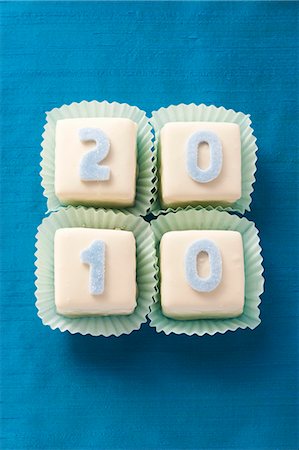 four objects - Petit fours for New Year's Eve Foto de stock - Sin royalties Premium, Código: 659-06186298