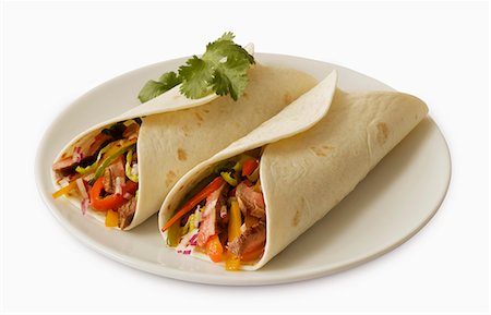 doux - Deux Tacos de boeuf dans des Tortillas de farine dans une assiette blanche ; Fond blanc Photographie de stock - Premium Libres de Droits, Code: 659-06186573