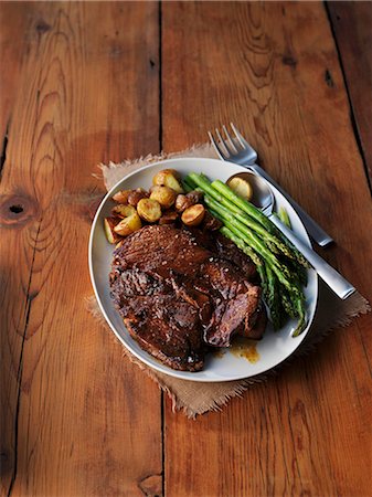 Veal chop with asparagus and potatoes Stock Photo - Premium Royalty-Free, Code: 659-06186760