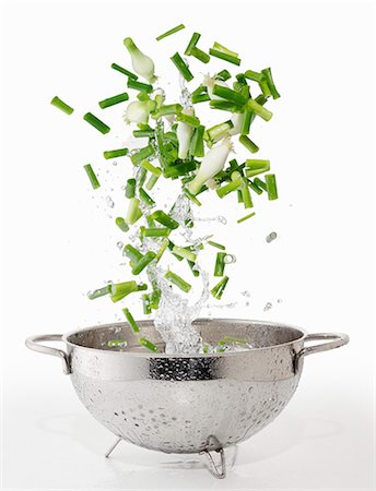 splash - Spring onions and splash of water falling into a colander Stock Photo - Premium Royalty-Free, Code: 659-06187101