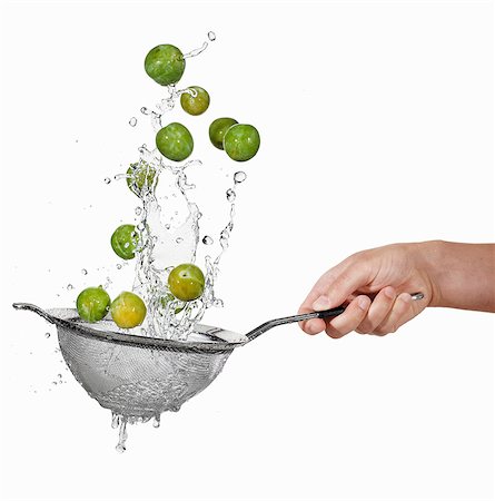 Washing mirabelles in a colander Stock Photo - Premium Royalty-Free, Code: 659-06187123