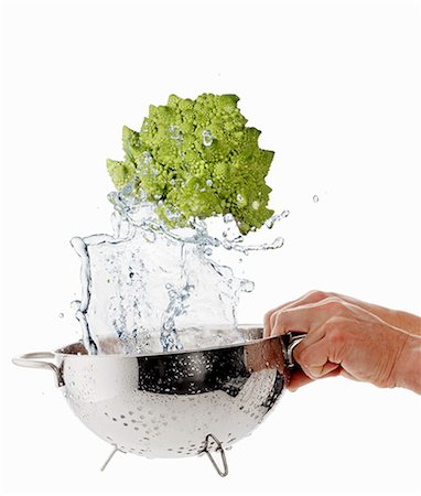 simsearch:659-06154334,k - Washing Romanesco broccoli in a colander Stock Photo - Premium Royalty-Free, Code: 659-06187131