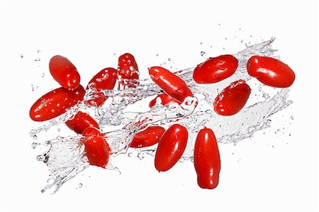 simsearch:659-06154334,k - Plum tomatoes with a water splash Stock Photo - Premium Royalty-Free, Code: 659-06187133