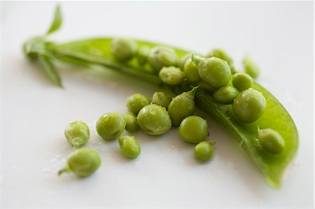 pod (botanical) - Fresh peas and a pod Stock Photo - Premium Royalty-Free, Code: 659-06187156