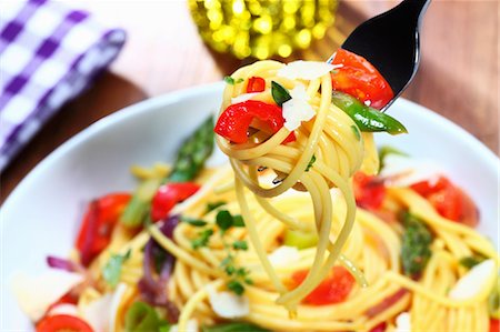 simsearch:659-08940768,k - Spaghetti with vegetables on a fork Stock Photo - Premium Royalty-Free, Code: 659-06187205
