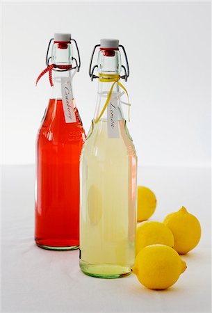 Home-made lemonade and cranberry juice as gifts Stock Photo - Premium Royalty-Free, Code: 659-06187336