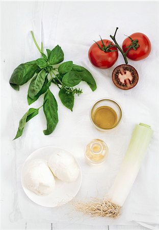 simsearch:659-06185778,k - Ingredients for tomato and mozzarella salad Stock Photo - Premium Royalty-Free, Code: 659-06187368