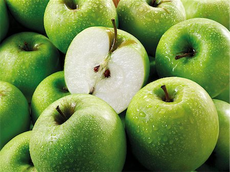 simsearch:659-07610418,k - Granny Smith apples, whole and halves(fills the screen) Stock Photo - Premium Royalty-Free, Code: 659-06187926
