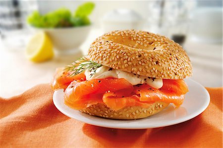 A sesame bagel with smoked salmon and mayonnaise Foto de stock - Sin royalties Premium, Código: 659-06187933