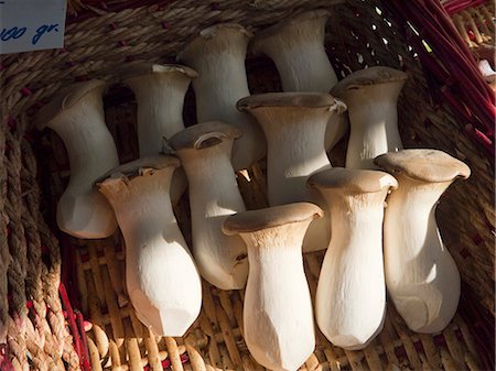 simsearch:659-06187957,k - Panier de champignons pleurotes roi, sur le marché de Carouge est à Genève en Suisse Photographie de stock - Premium Libres de Droits, Code: 659-06187955