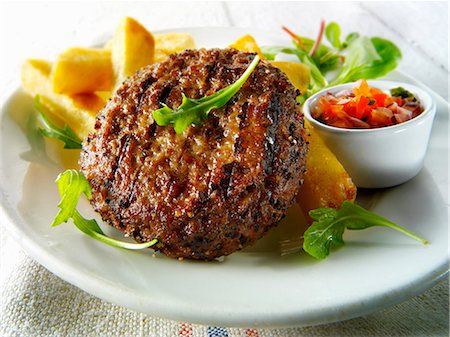 Hamburgers grillés avec frites et salade Photographie de stock - Premium Libres de Droits, Code: 659-06188017