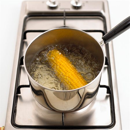 A corn cob being boiled Foto de stock - Sin royalties Premium, Código: 659-06188125