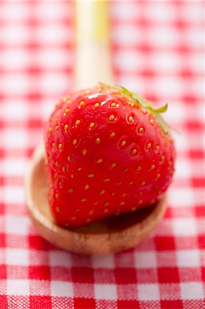 simsearch:659-06186270,k - A strawberry on a wooden spoon Stock Photo - Premium Royalty-Free, Code: 659-06188280