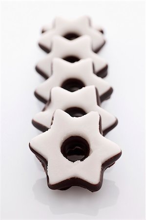 simsearch:659-07069631,k - A row of iced star biscuits Stock Photo - Premium Royalty-Free, Code: 659-06188402