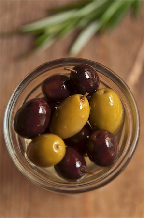 simsearch:659-08147216,k - Jar of Black and Green Olives; Open; From Above Stock Photo - Premium Royalty-Free, Code: 659-06188430