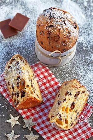 Panettone with chocolate - typical Italian Christmas cake Foto de stock - Sin royalties Premium, Código: 659-06188589