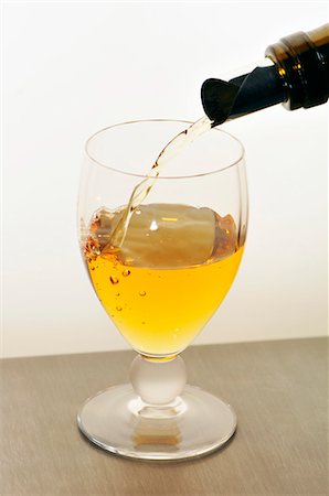 pourer - Wine being poured Stock Photo - Premium Royalty-Free, Code: 659-06183722