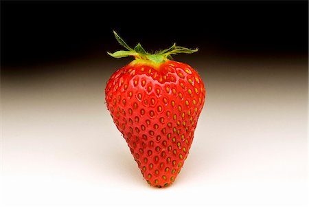 simsearch:659-06186270,k - A strawberry Stock Photo - Premium Royalty-Free, Code: 659-06183782