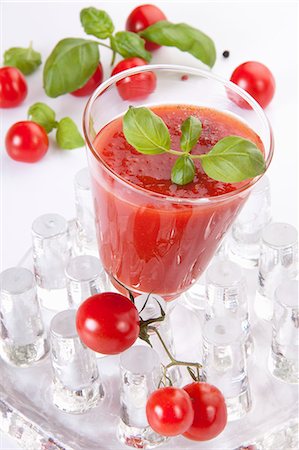 simsearch:659-06373046,k - Cold tomato soup with basil Stock Photo - Premium Royalty-Free, Code: 659-06306216