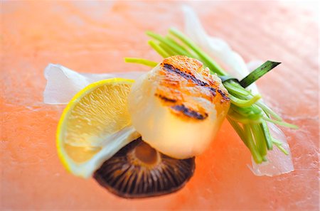 shiitak - Grilled scallops with a shiitake mushroom and lemon (Asia) Stock Photo - Premium Royalty-Free, Code: 659-06306252