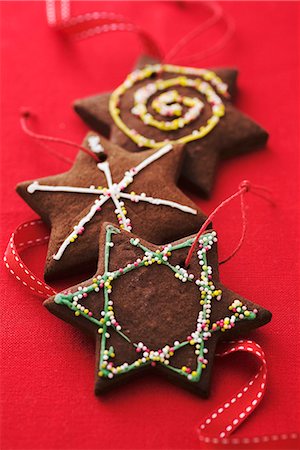 simsearch:659-06903182,k - Chocolate Christmas biscuits as decorations Foto de stock - Sin royalties Premium, Código: 659-06306313