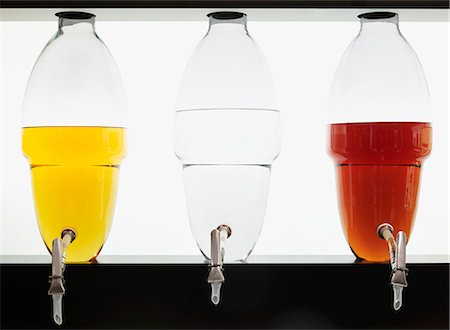 Spirits of different colors in glass containers : single malt, gin, brandy Foto de stock - Sin royalties Premium, Código: 659-06306356