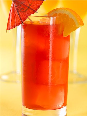 simsearch:659-08147489,k - Singapore Sling Cocktail mit Orange Keil garnieren und Cocktail-Regenschirm Stockbilder - Premium RF Lizenzfrei, Bildnummer: 659-06306503