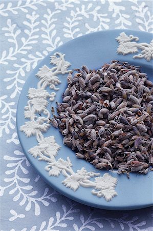 Dried lavender on a blue plate Stock Photo - Premium Royalty-Free, Code: 659-06306523